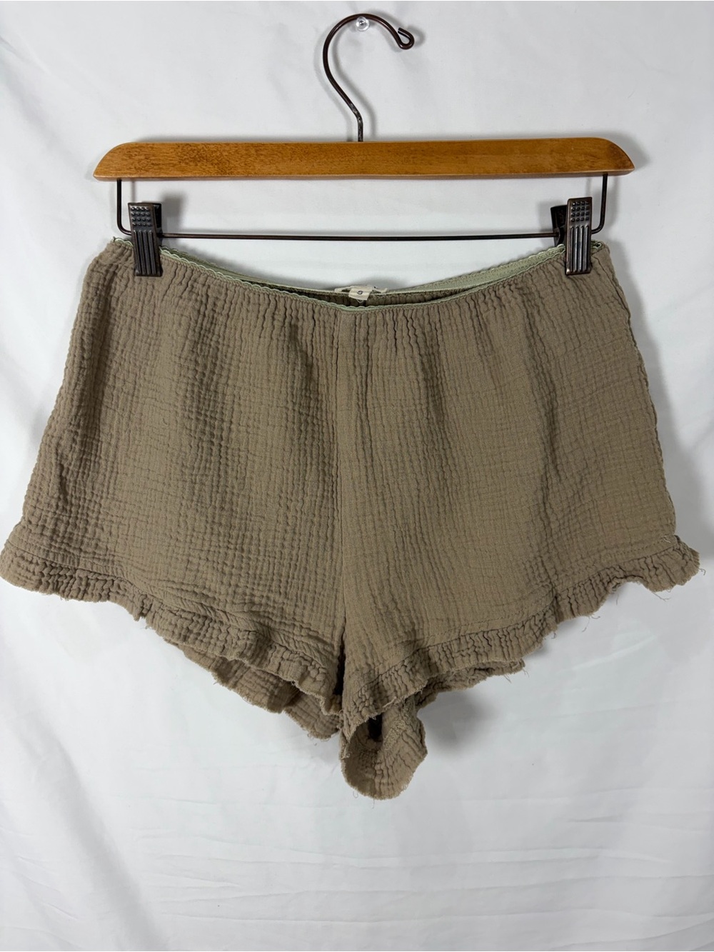 POL High-Waist Crinkle Ruffle Shorts w/Raw Uneven Hem in Olive Green Size Small